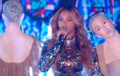 Beyoncé Receives Video Vanguard Award, Performs at 2014 VMAs (Video)